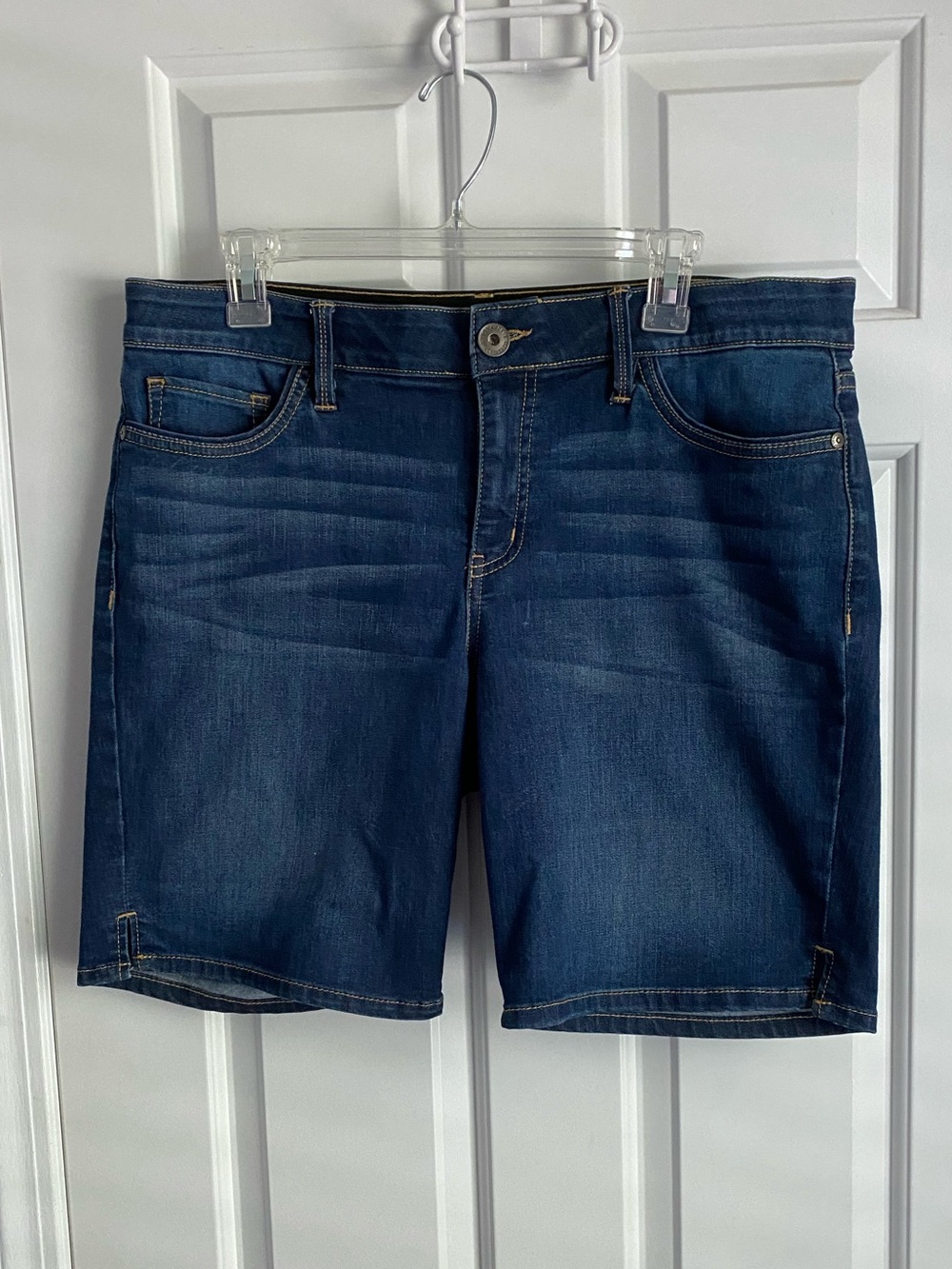 Liz Claiborne Sara Mid Rise Short Dark Wash 12P